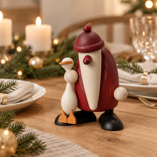 Weihnachtsmann mit Weihnachtsgans Auguste auf einem elegant gedeckten Weihnachtstisch